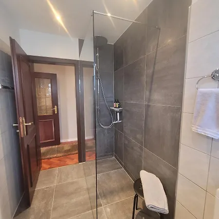 Messe Und Ferienapartment, 90 Qm, 2 Schlafzimmer, 1-4 Gaeste Duisbourg